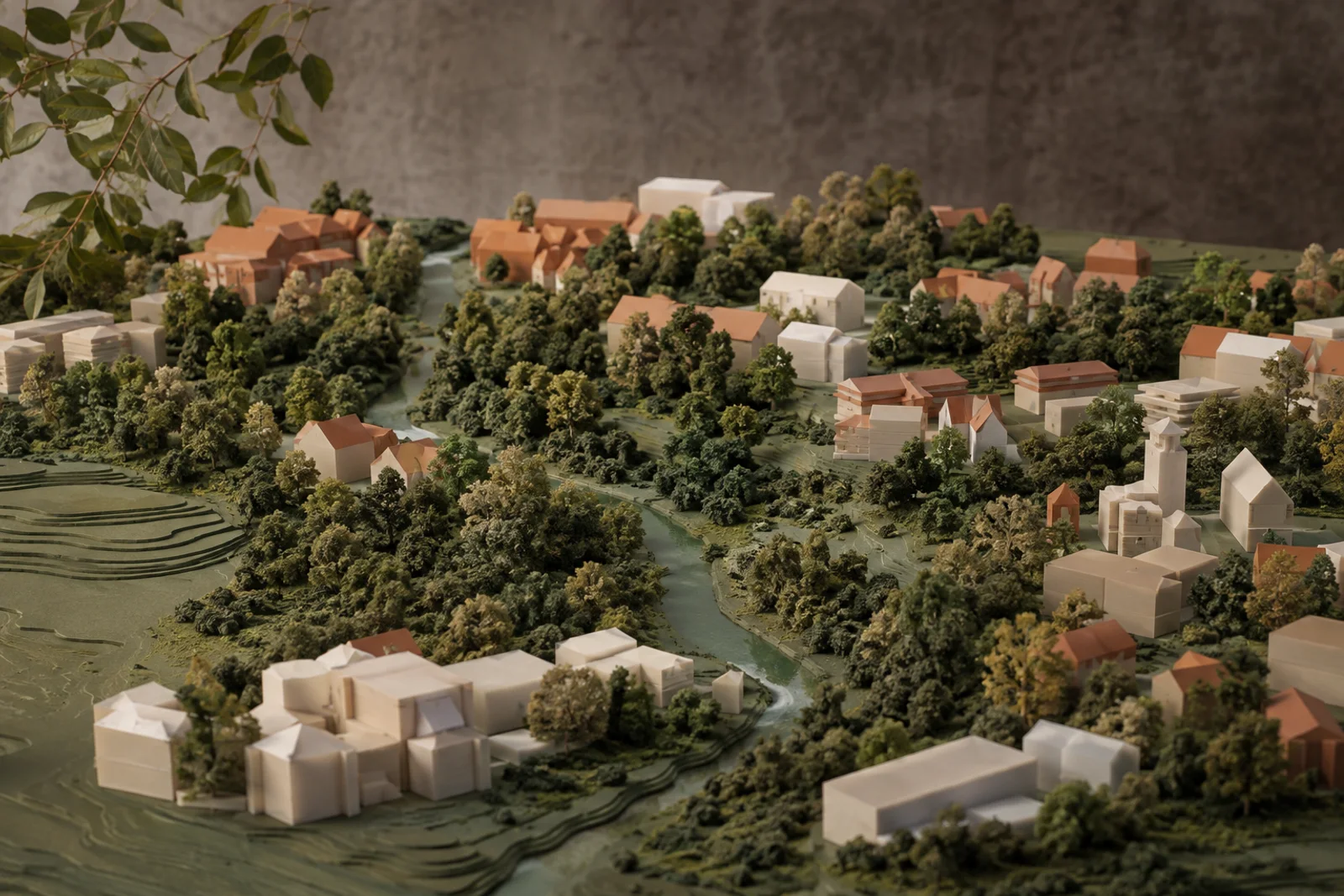 Ruhige, grüne Wohnarchitektur als Symbol für Leverkusener Eigentum